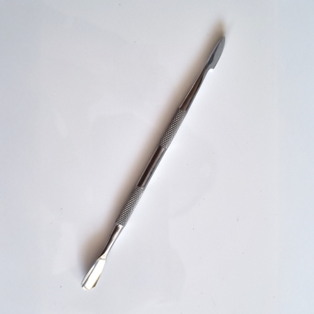Pousse cuticules avec couteau intégré